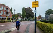 Straatbeeld van Staphorst met een routebord naar de teststraat van de GGD. beeld ANP, VINCENT JANNINK