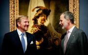 Koning Willem-Alexander en koning van Spanje Felipe VI voor De Vaandeldrager van Rembrandt in het Rijksmuseum. beeld ANP, Robin van Lonkhuijsen