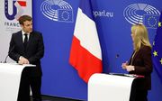 De Franse president Emmanuel Macron en nieuwe voorzitter van het Europees Parlement, Roberta Metsola. beeld EPA, Julien Warnand