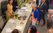 GroenLinks-Kamerlid Corinne Ellemeet (in gele jurk) neemt felicitaties en bloemen in ontvangst. beeld Twitter