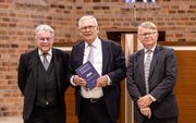 Dr. A. Baars, dr. R. van Kooten en dr. J. Hoek met het "Handboek apostolische homiletiek". beeld André Dorst