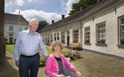Henk Modderkolk (l.) is met zijn 87 jaar de oudste bewoner van het Gasthuishofje in Doesburg. Zijn dochter Esther (r.) bewoont hetzelfde hofje en houdt in haar vrije tijd een oogje in het zeil bij haar vader. beeld RD, Henk Visscher