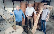 Wim (82), Gert (55) en Jan Willem (31) Aangeenbrug van Aangeenbrug’s mandenmakerij en rotanmeubelfabriek.  beeld Sjaak Verboom