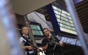 Zwaarbewapende agenten bewaken het Hauptbahnhof in München. beeld EPA