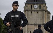 Zichtbare bewaking schrikt terroristen af. Foto: politie bij de kerk in het Franse St. Etienne du Rouvray.  beeld EPA, Ian Langsdon