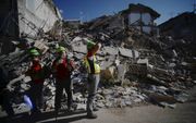 AMATRICE. Hulpverleners bij een ingestort gebouw in het Italiaanse stadje Amatrice, dat zwaar werd getroffen door de aardbeving van woensdag.  beeld AFP, Filippo Monteforte