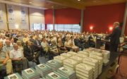 In Apeldoorn had gisteravond de presentatie plaats van een boek over ds. J. T. Doornenbal en een over ds. Jac. van Dijk. Zo’n 300 mensen kwamen af op de bijeenkomst – sommigen zaten zelfs buiten. Achter de katheder W. B. Kranendonk van uitgeverij De Banie