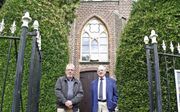 Burgemeester Browaeys (r.) met scriba De Jonge bij de protestantse kerk van Horebeke. „Ik heb heel veel sympathie voor de protestanten.” Beeld Dick den Braber