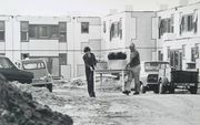 Bewoners verhuizen in 1970 naar de nieuwe Dordtse wijk Sterrenburg, die door het blokkige uiterlijk van de huizen de bijnaam ”legoland” kreeg. beeld Regionaal Archief Dordrecht, Marco de Nood