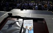 Boek van Hillary Clinton en haar running mate (beoogd vice-president) Tim Kaine, tijdens een campagnebijeenkomst op een lessenaar in Ohio. De vice-president vervangt de president als die na zijn of haar beëdiging uitvalt. beeld AFP, Justin Sullivan