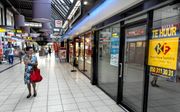 GRONINGEN. Het Groningse winkelcentrum Paddepoel, waar eigenaren winkelhuurders met boetes mogen dwingen om op zondag open te gaan. beeld Peter Wassing