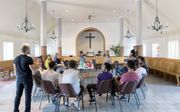 Asielzoekers uit Iran en Afghanistan komen wekelijks bijeen voor Bijbelstudie in een voormalige marinekapel in Katwijk. beeld Sjaak Verboom