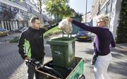 Rotterdam draait proef met een schillenboer. Marc Post koerst met zijn biobakfiets door de straten om gft-afval in te zamelen. Goed voor het milieu en de stedelijke portemonnee. beeld RD, Anton Dommerholt
