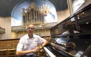 Organist Arjan Versluis in de Grote Kerk van Sliedrecht. beeld RD, Anton Dommerholt