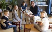 Kinderboekenschrijver en basisschooldirecteur Hans Mijnders leest voor aan leerlingen van groep 8. beeld RD, Anton Dommerholt