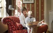 Marian Schalk-Meijering leest voor aan haar kleinkind. beeld RD, Henk Visscher