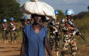 Blauwhelmen van VN-missie Unmiss in de Zuid-Sudanese hoofdstad Juba, begin deze maand. „De vlam kan zo weer in de pan slaan, de vraag is alleen wanneer precies”, zegt directeur Fungai Makoni van ontwikkelingsorganisatie SNV. beeld AFP, Albert Gonzalez Far