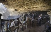 Archeologisch onderzoek in de grot van de schedels, waar het stukje papyrus werd gevonden. beeld Yoli Shwartz, Israëlische Oudheidkundige Dienst