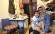 Zahra Shikhali met haar zoontje Mohamed in hun kamer in het azc: „Ik hoop dat we snel een huis krijgen in Amersfoort.”  beeld RD