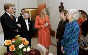 Prins Willem-Alexander en prinses Máxima in 2006 in gesprek met Betsy Teunissen (r) en haar dochter in haar kamer in het verzorgingshuis voor Nederlandse ouderen in Ons Dorp, een Nederlandse buurt even buiten Auckland. beeld ANP