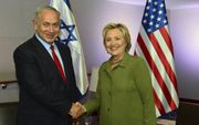 Hillary Clinton en Benjamin Natanyahu in New York, september 2016. beeld AFP, Kobi Gideon,