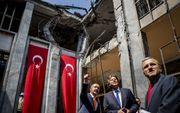 Minister Koenders bekijkt de schade als gevolg van de couppoging in Turkije. beeld ANP, Bart Maat