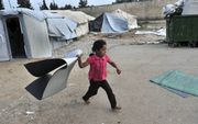 Een meisje in het vluchtelingenkamp Diavata, Noord-Griekenland. beeld AFP, Sakis Mitrolidis