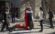 ALEPPO. Inwoners van Oost-Aleppo rouwden zaterdag om de slachtoffers die vielen na de zoveelste luchtaanval door het Syrische leger. Bij bombardementen en beschietingen kwamen dit weekeinde zeker 103 mensen om het leven in de zwaar belegerde Syrische stad