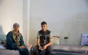 Ismail Ibrahim Matti (rechts) met zijn moeder Jandark Mansour Nassi in een opvangkamp in Erbil. beeld Jaco Klamer