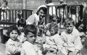 Groepsfoto van kinderen uit de crèche aan de Plantage Middenlaan, circa 1942. Collectie Joods Historisch Museum