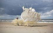 Kunstenaar Theo Jansen met een van zijn strandbeesten. beeld Marco Zwinkels