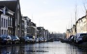 De Turfmarkt in Gouda. Het hoge waterpeil bedreigt de huizen in de binnenstad. beeld Theo Haerkens