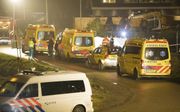 SPAARNDAM. Hulpdiensten spoedde zich gisteravond naar Spaarndam. Daar raakten twee leden van een arrestatieteam zwaargewond, vermoedelijk doordat er iets misging met eigen explosieven.  beeld ANP, Michel van Bergen