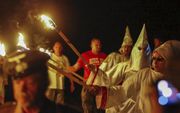 TEMPLE. Leden van de Ku Klux Klan en nenonaz’s verbranden een kruis en een swastika in Temple, Georgia. beeld EPA, Erik Lesser