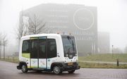 De WEpod, een zelfrijdend voertuig, rijdt rond op de campus van Wagenigen UR. De provincie Gelderland trekt zich terug als financier van het experiment.  beeld Herman Stöver