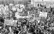 Ruim 400.000 mensen stromen 21 november 1981 samen op het Museumplein in Amsterdam om te demonstreren tegen kernwapens. De protesten speelden Moskou in de kaart, zegt auteur Martin Bossenbroek. Hij was een van de demonstranten en kijkt er met gêne op teru