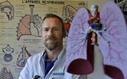 Dr. Pim Welvaart corrigeert een verlamd middenrif door middel van een kijkoperatie via de buik. beeld William Hoogteyling