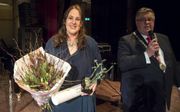 Eugenie Aartsen met de prijs en de oorkonde. Rechts burgemeester Bruls van Nijmegen. beeld Ger Loeffen