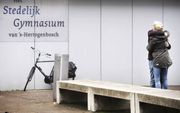 DEN BOSCH. Groot was de onsteltenis maandag op het Stedelijk Gymnasium in Den Bosch, nadat een 45-jarige wiskundedocent suïcide had gepleegd.  beeld ANP, Piroschka van de Wouw