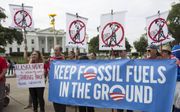 Protesten bij het Witte Huis tegen de winning van schaliegas en -olie. beeld EPA, Michael Reynolds
