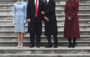 WASHINGTON. Het inkomende en uitgaande presidentiële echtpaar liepen gisteren gezamenlijk de trappen van het Capitool in Washington af. beeld AFP, Robyn Beck