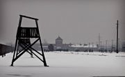AUSCHWITZ. In het concentratiekamp Auschwitz zijn in de Tweede Wereldoorlog ruim een miljoen mensen omgekomen. Van de slachtoffers was negentig procent Joods. Een van de grote vragen is waarom de geallieerden nooit de treinsporen naar het kamp hebben bomb