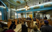 CHERNOVTSKY. De Joodse gemeenschap in de Synagoge in Chernovtsy, de enige synagoge die nog in gebruik is. Voor de oorlog waren er zeventig synagogen.  beeld Jaco Klamer