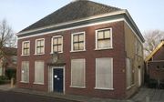 Twee inwoners van Streefkerk hebben vorige week het oude gemeentehuis gekraakt om het op te knappen. beeld André Bijl
