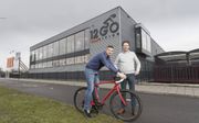 Pieter van den Berg (r.) en Matthijs van der Veen (l.) van fietsenwinkel 12GO BIking in Moordrecht. beeld Sjaak Verboom