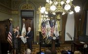 WASHINGTON. Vicepresident Pnce neemt de eed af van Betsy De Vos (l) als minister van Onderwijs. beeld AFP, Brendan Smialowski