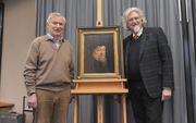 Rolf Drewes (l.) en Marius Lange van Ravenswaay met het portret van Vermigli.  beeld Eric Hasseler, Emdener Zeitung
