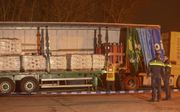 In het Zeeuwse Rilland trof de politie donderdag een vrachtwagen met aanhanger aan met ruim 100 flessen waterstofgas, 15.000 kilo gootsteenontstopper en 3000 liter hulpstoffen. beeld ANP