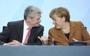 „Wat Merkel en Gauck niet hebben, is de schreeuwerige, agressieve toon van West-Duitse politici als Helmut Schmidt en Gerhard Schröder.”  beeld EPA, Britta Pedersen