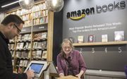 „Wat moet de koning van de online verkoop en het digitale lezen nu met traditionele winkels? Amazon ziet de fysieke boekwinkels niet als alternatief voor internetverkopen, maar meer als aanvulling daarop.” beeld AFP, Stephen Brashear